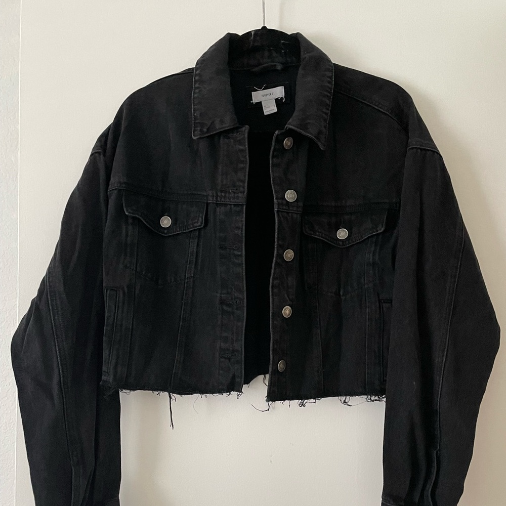 LIKE NEW | Cropped black denim jacket